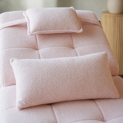 Detalhe das almofadas e textura teddy da Lash Bed FB Comfy Teddy Pink