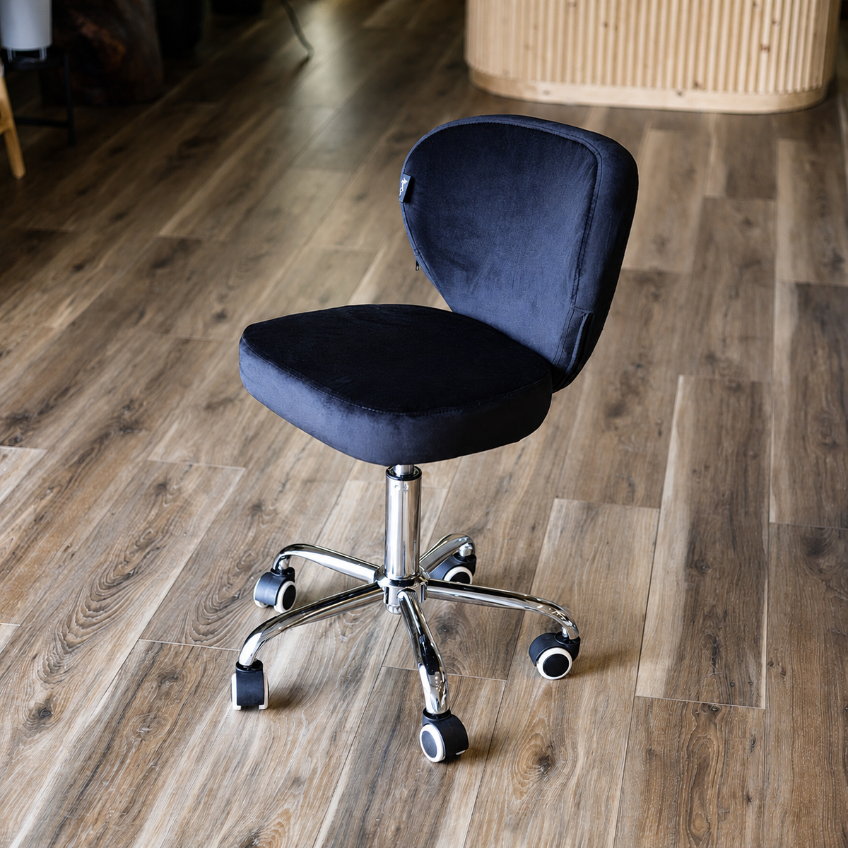 Shell Chair FB Comfy preta com base prateada em ambiente interior