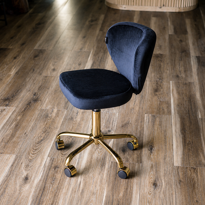 Shell Chair FB Comfy preta com base dourada em ambiente interior
