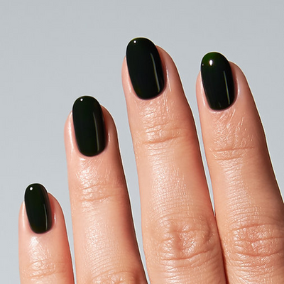 Resultado do American Creator Color Gel Villain aplicado em unhas de acabamento brilhante