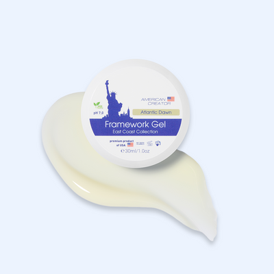 American Creator Framework Gel Atlantic Dawn 30 ml com amostra amarelo-creme translúcido sobre fundo azul-claro