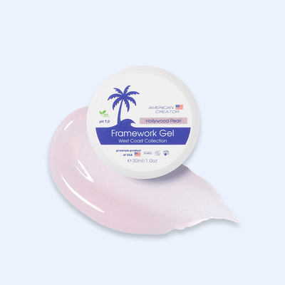 American Creator Framework Gel Hollywood Pearl 30 ml com amostra rosa pálido perolado com brilho sobre fundo azul-claro