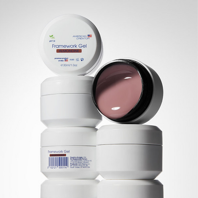 Framework Gel Almondine do Kit Absolute Black em composição com boiões abertos e fechados