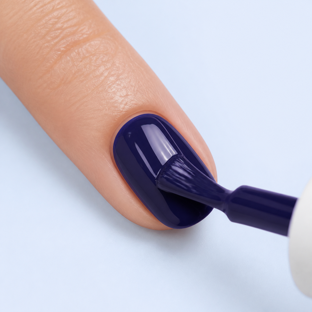 Aplicação do Color Gel Cavalier American Creator azul marinho violeta na unha