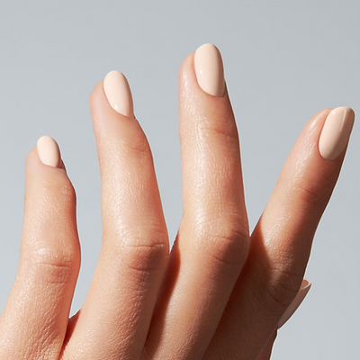 Unhas com Color Gel Guipure American Creator em tom nude bege leitoso brilhante