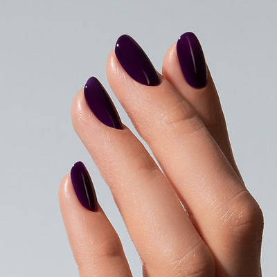 Unhas com Color Gel Haze American Creator em ameixa escuro brilhante
