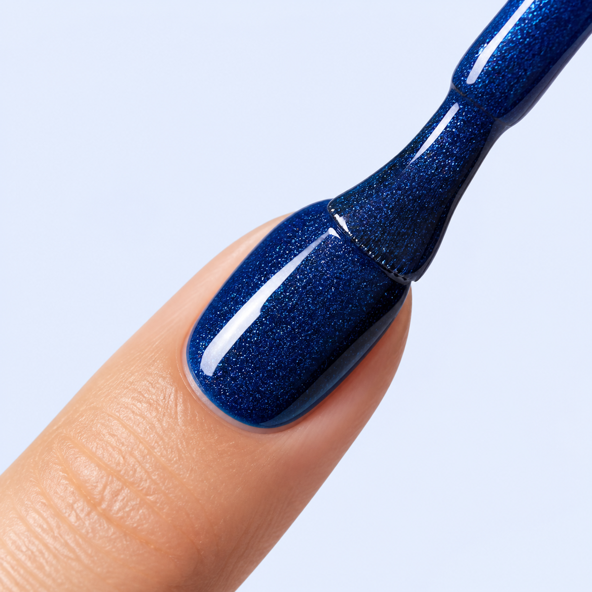 Aplicação do Color Gel Inspire American Creator em unha azul marinho com glitter