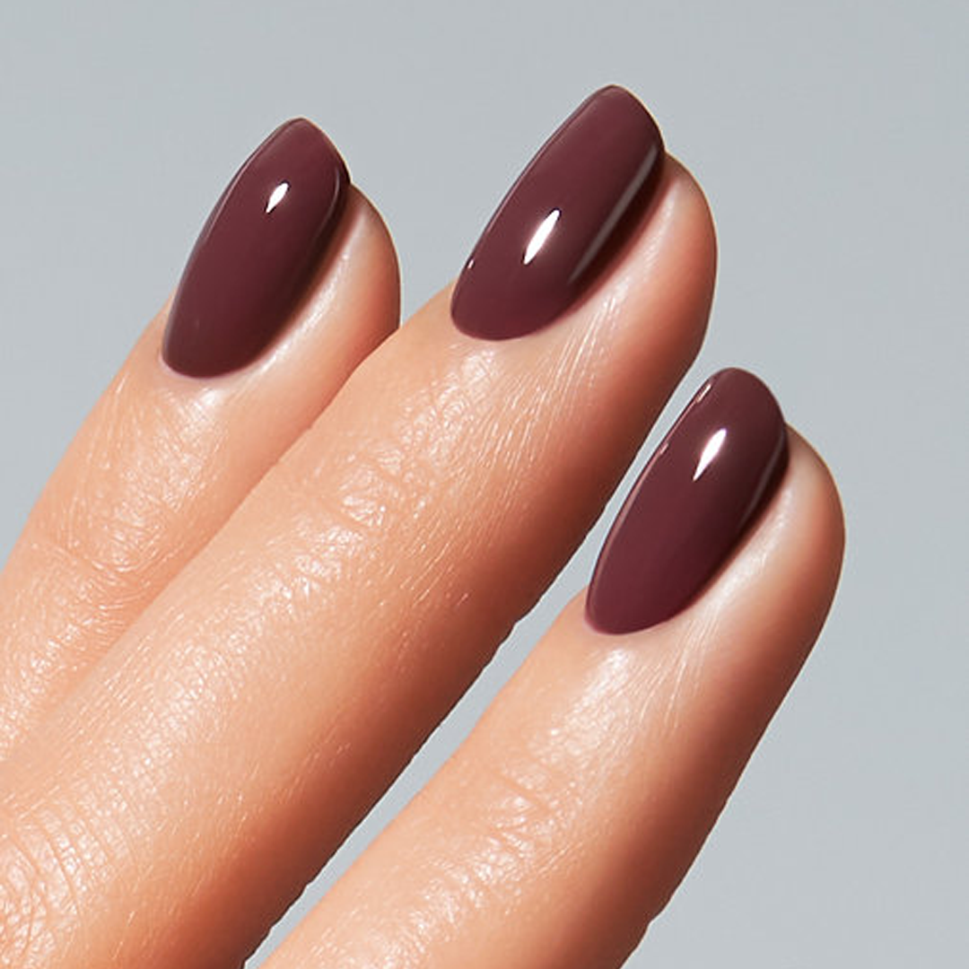 Color Gel Rapture American Creator em unhas castanho vinho profundo brilhante