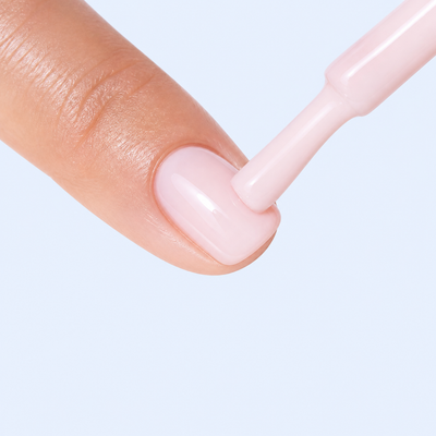 Aplicação do Color Gel Require American Creator em unha rosa leitoso claro