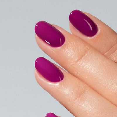 Unhas com Color Gel Venerate American Creator em tom vinho ameixa escuro brilhante