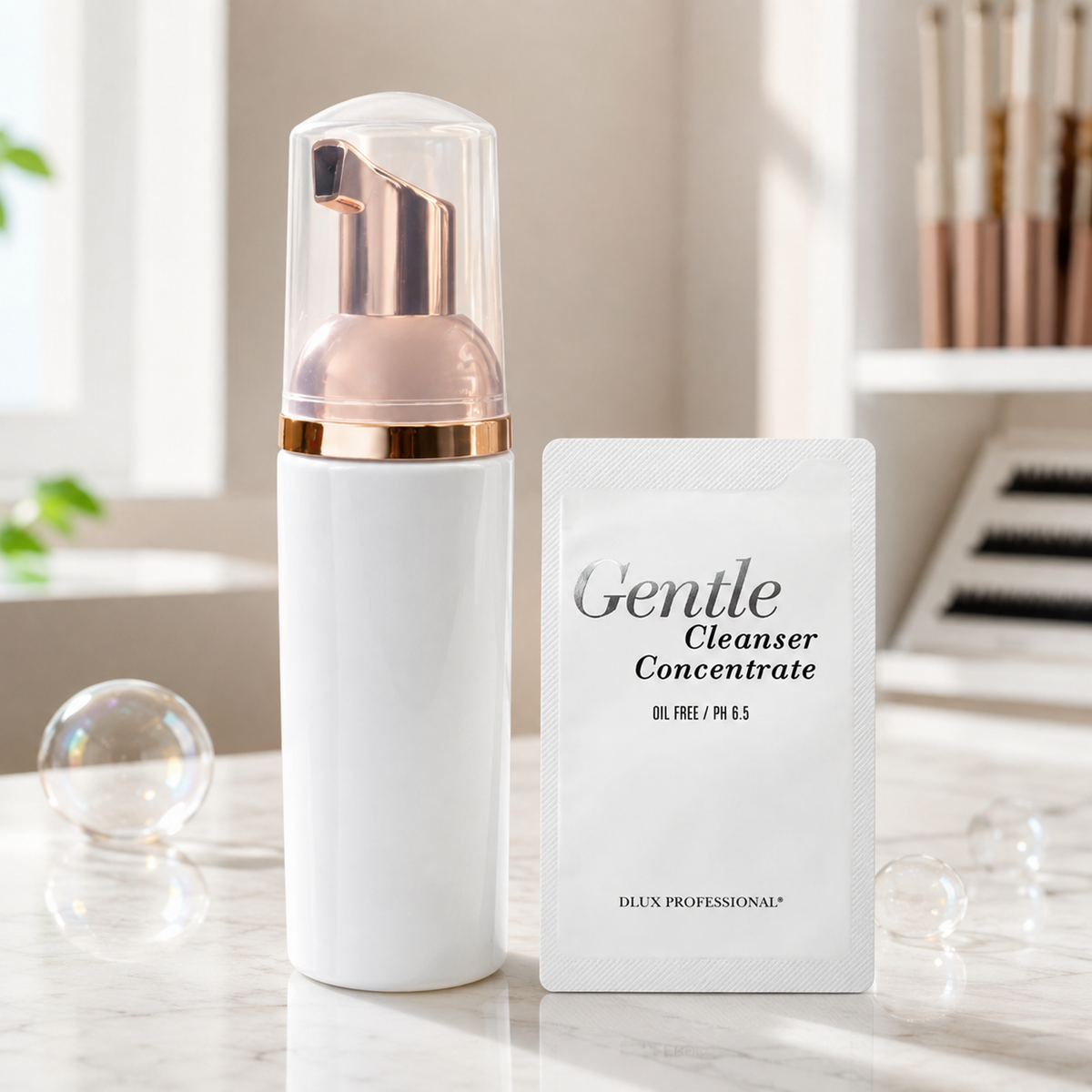Kit Dlux Gentle Cleanser com concentrado e frasco pump apresentados com nitidez