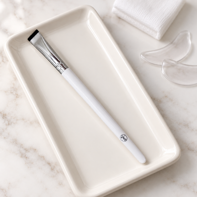 Pincel Early Wide Brush numa bandeja profissional de lifting de pestanas
