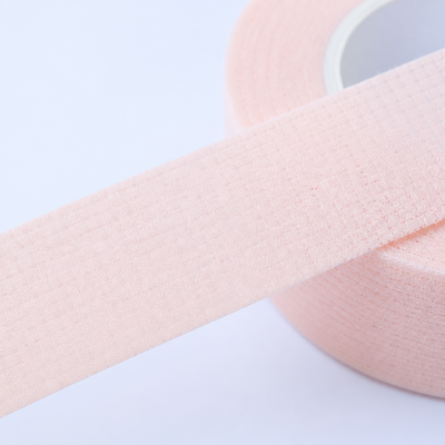 Textura da fita adesiva em papel respirável microperfurado