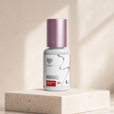 Cola Marvel Lovely — apresentação profissional sobre base de pedra clara; SKU 13073975