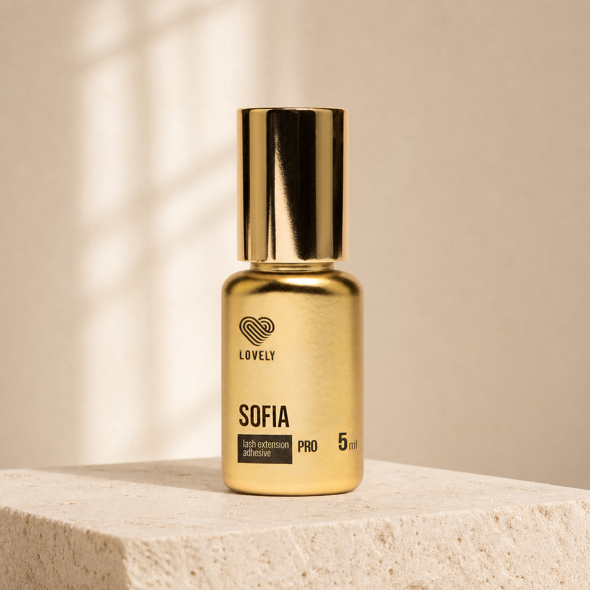 Cola Sofia Lovely — apresentação profissional sobre base de pedra clara; SKU 17327257