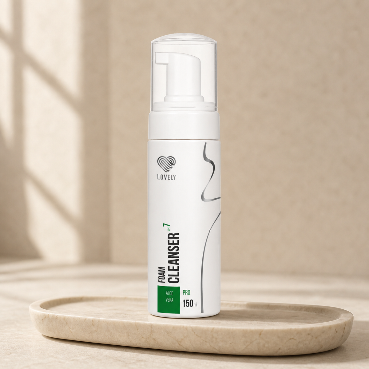 Espuma de limpeza para pestanas 150ml Lovely — apresentação profissional sobre base de pedra clara; SKU L03642