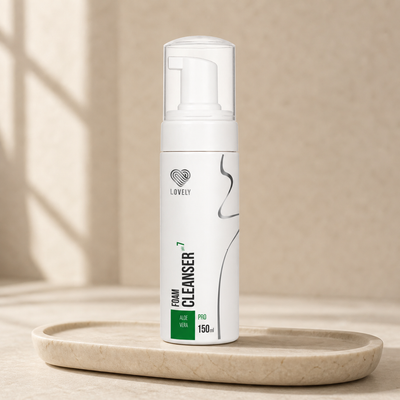 Espuma de limpeza para pestanas 150ml Lovely — apresentação profissional sobre base de pedra clara; SKU L03642