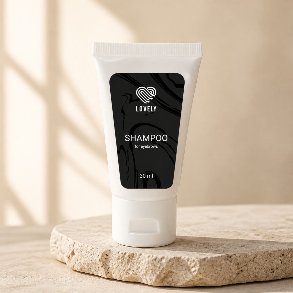 Shampoo para sobrancelhas Lovely — apresentação profissional sobre base de pedra clara; SKU LE00007