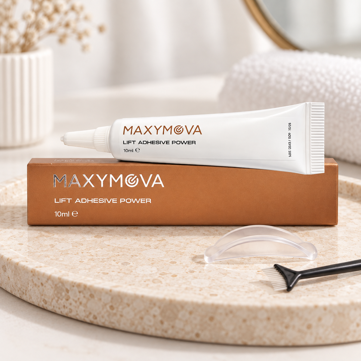 Cola Power Maxymova de 10 ml apresentada num posto profissional de lifting de pestanas