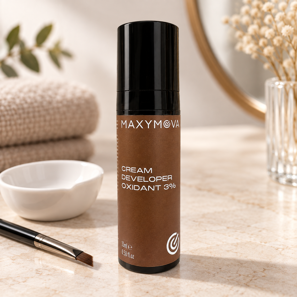 Oxidante Maxymova 3% em frasco airless num posto profissional de coloração de sobrancelhas