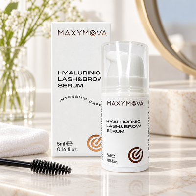 Sérum Hialurónico Maxymova Lash and Brow de 5 ml apresentado num ambiente de aftercare