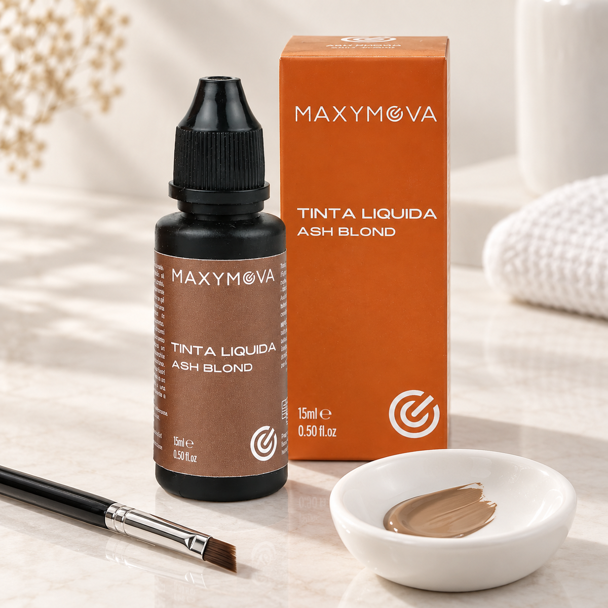 Tinta Líquida Maxymova Ash Blond apresentada com o tom bege frio acinzentado num posto profissional