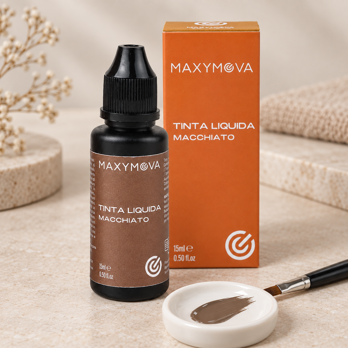 Tinta Líquida Maxymova Macchiato apresentada com o tom castanho acinzentado num posto profissional