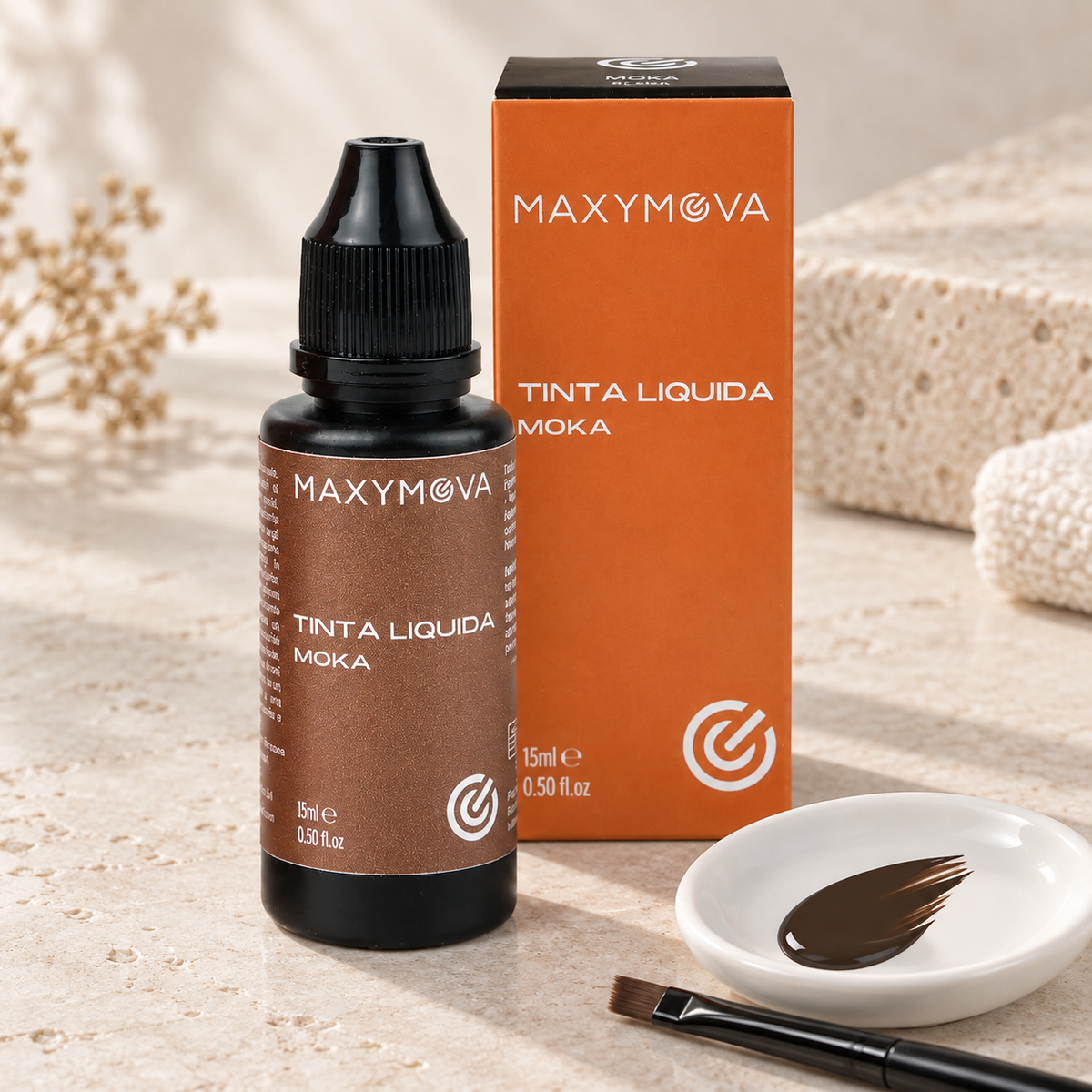 Tinta Líquida Maxymova Moka apresentada com o tom preto intenso num posto profissional