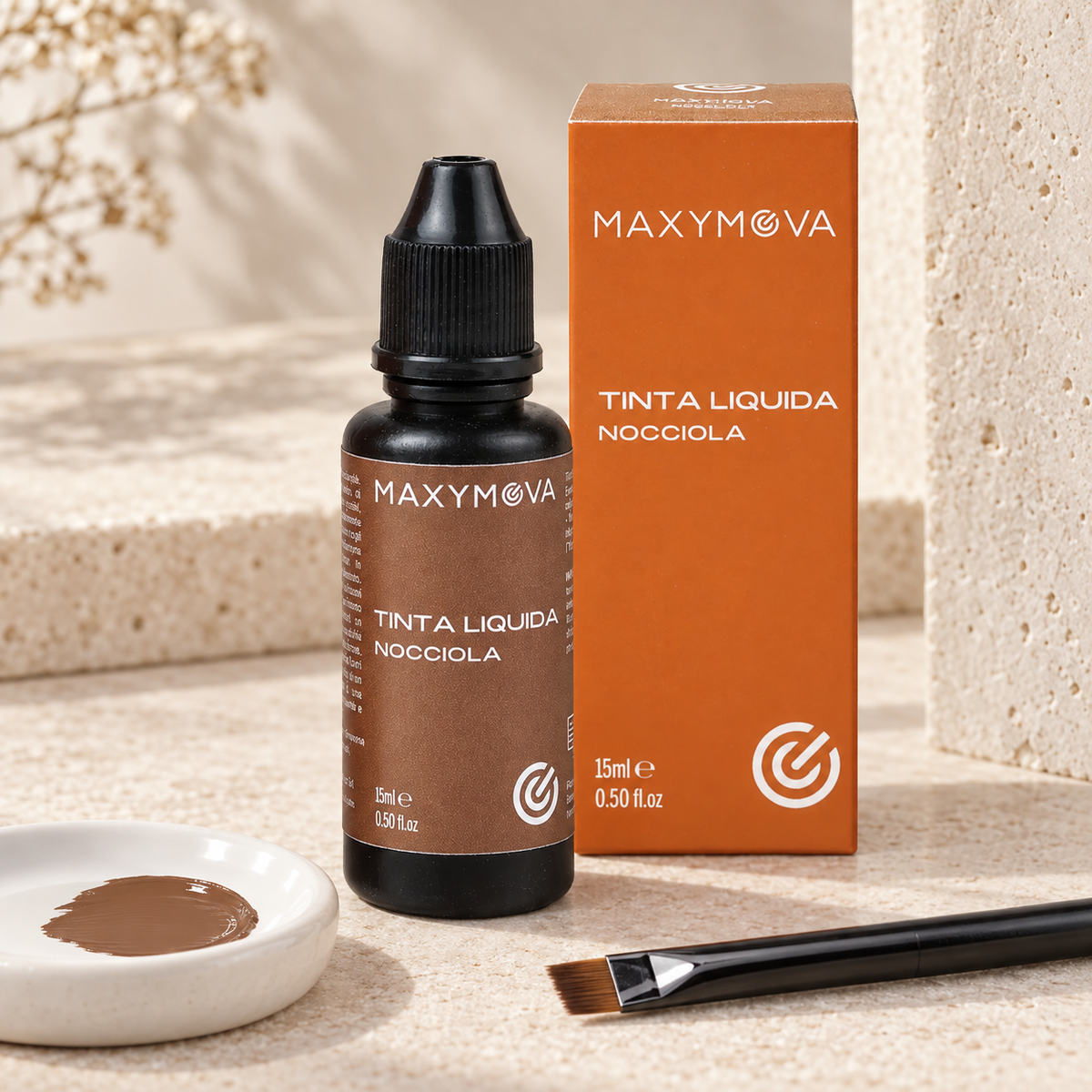Tinta Líquida Maxymova Nocciola apresentada com o tom castanho claro quente num posto profissional