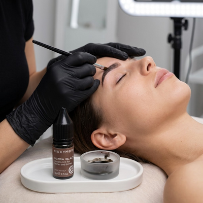Aplicação profissional da Tinta Maxymova Ultra Black Keratin nas sobrancelhas