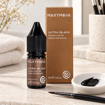 Tinta Maxymova Ultra Black Keratin de 10 ml preparada num posto profissional de coloração