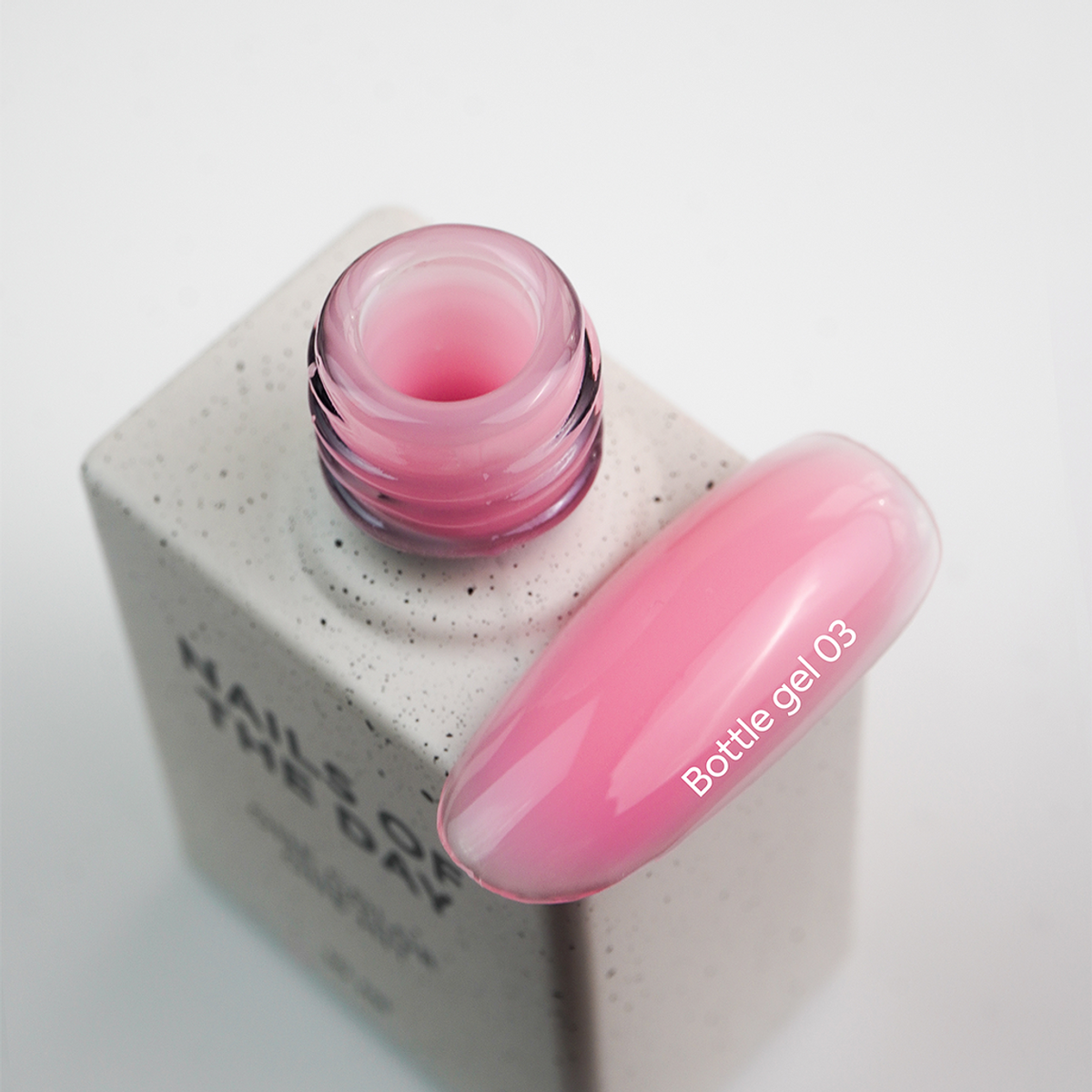 Textura autonivelante do Bottle Gel 03 Nails Of The Day em tom rosa claro