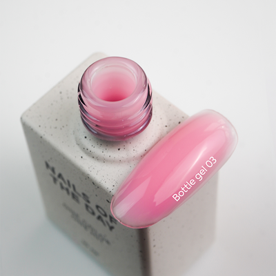 Textura autonivelante do Bottle Gel 03 Nails Of The Day em tom rosa claro