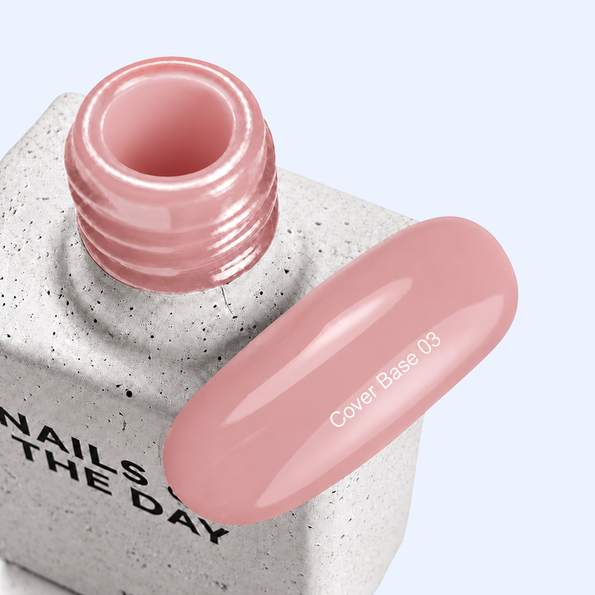 Cover Base 03 Nails Of The Day com frasco aberto e amostra em tom pêssego suave