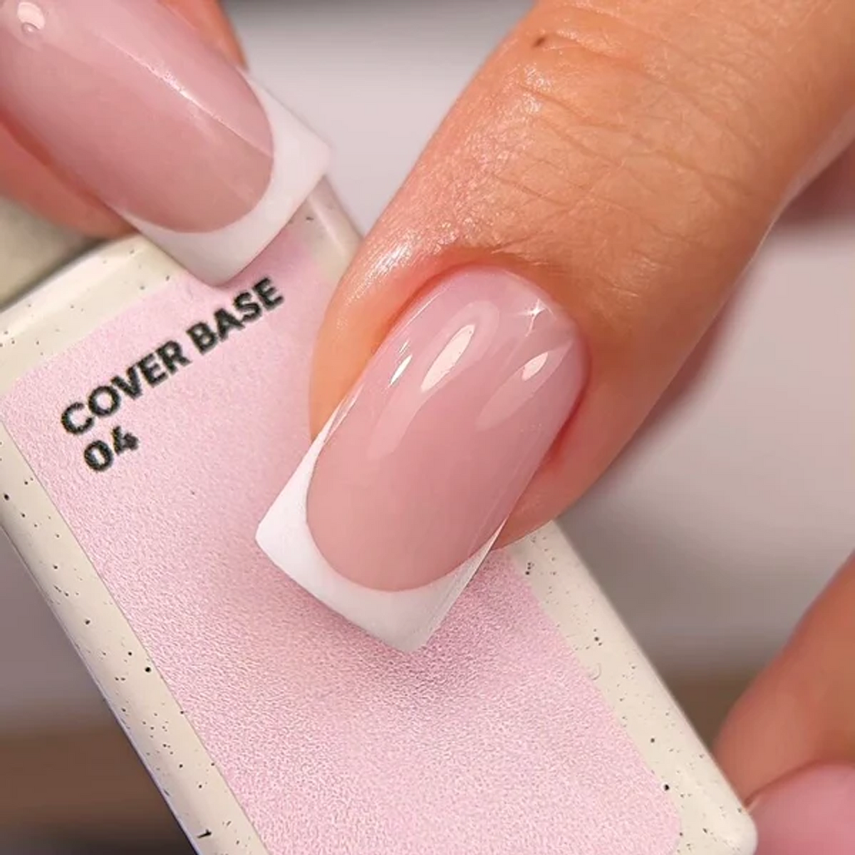 Cover Base 04 Nails Of The Day — resultado de manicure francesa em tom rosa-pó translúcido