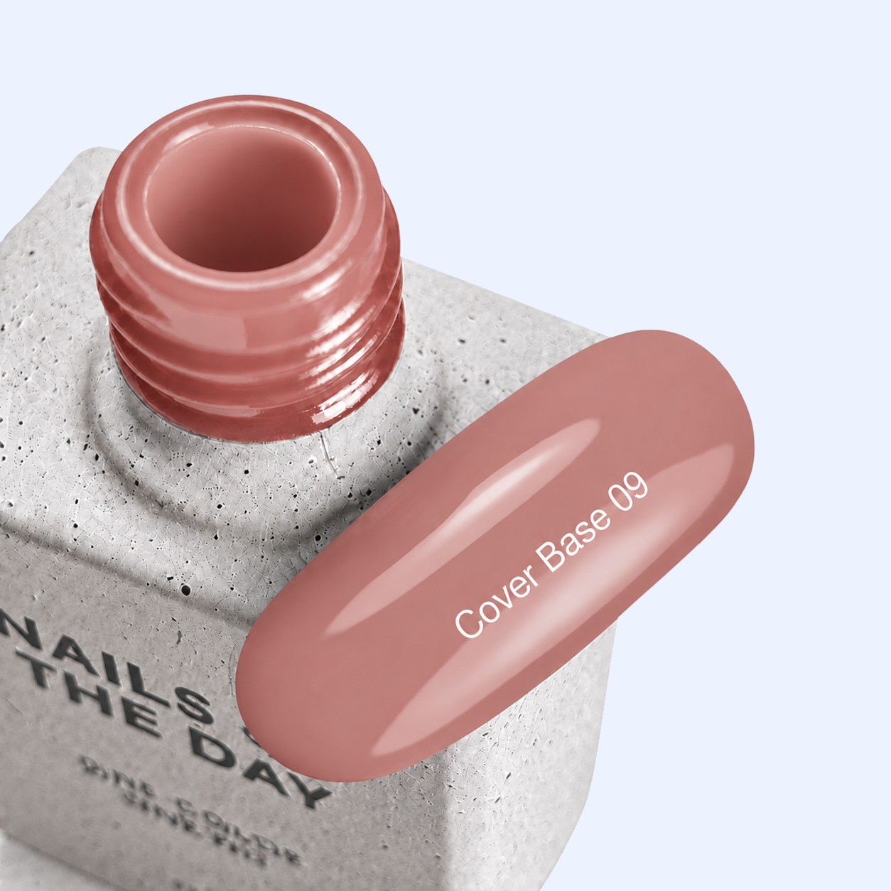 Cover Base 09 Nails Of The Day com frasco aberto e amostra em tom nude neutro