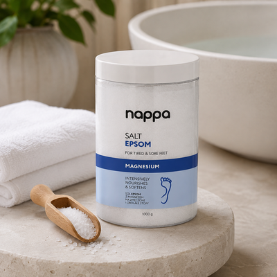 Nappa sal de Epsom Nourishment 1000 g apresentado em cenário de pedicure