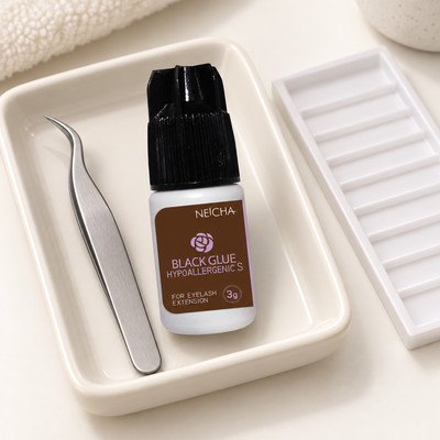 Cola Hypoallergenic S Neicha de 3 g em bandeja de preparação de pestanas