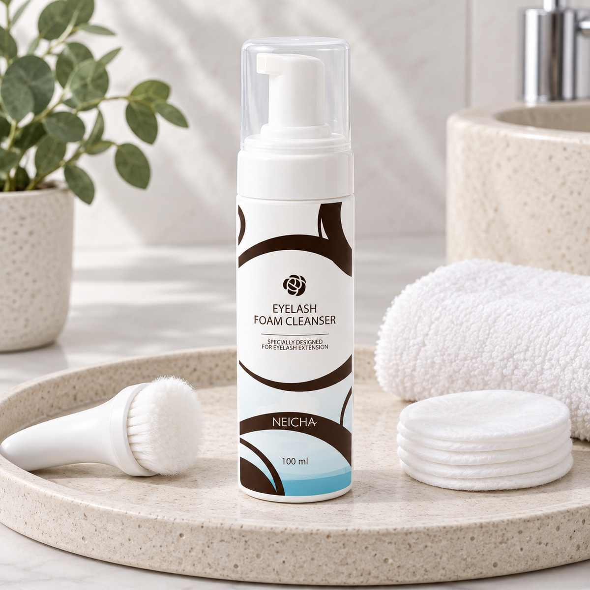 Espuma de limpeza para pestanas Neicha de 100 ml numa bandeja de higiene profissional