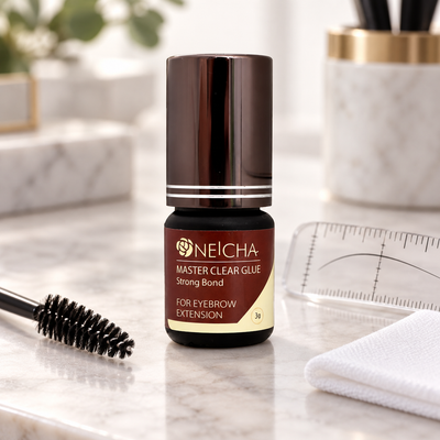 Cola Neicha Eyebrow Master Clear Strong Bond de 3 g numa estação profissional de sobrancelhas