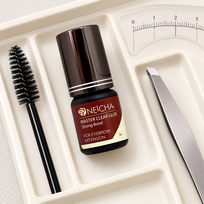 Cola Neicha Eyebrow Master Clear Strong Bond de 3 g numa bandeja de preparação de sobrancelhas