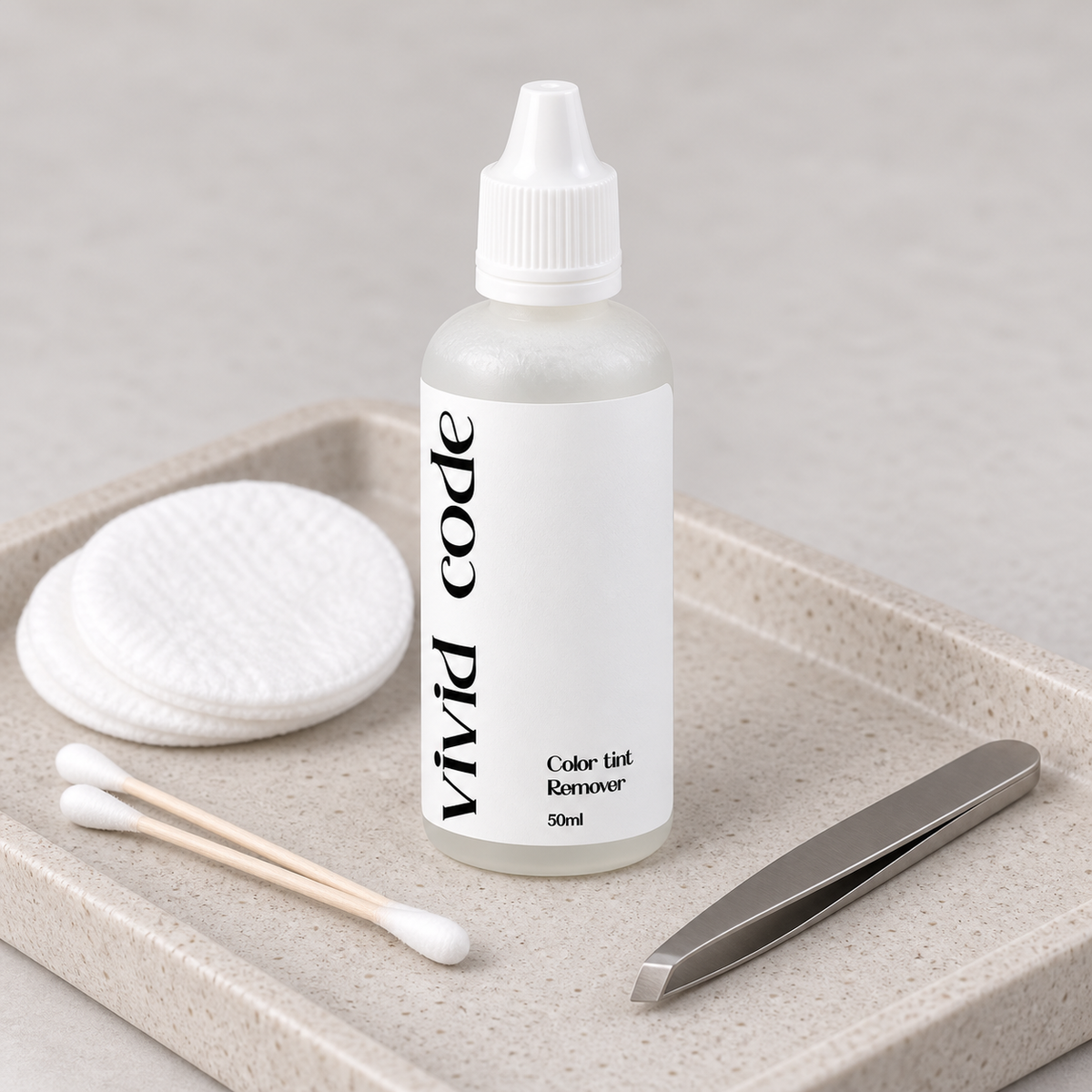 Vivid Code Tint Remover Neicha de 50 ml numa bandeja com discos e cotonetes limpos