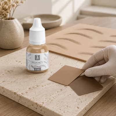 Nuance Pigmento Híbrido Light Brown 8 ml — frasco fechado numa mesa de planeamento cromático para sobrancelhas com amostras; SKU NH53960