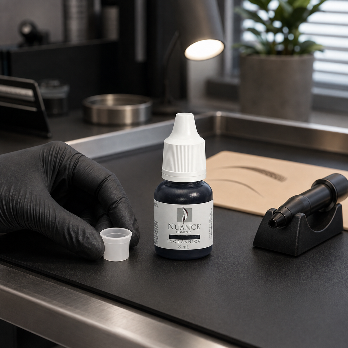Nuance Pigmento Inorgânico Black 8 ml — frasco fechado num posto de treino de eyeliner com taça vazia e pele sintética; SKU NI50322