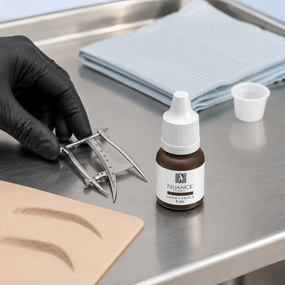 Nuance Pigmento Inorgânico Ross 8 ml — frasco fechado num posto de treino de sobrancelhas com compasso e pele sintética; SKU NI53036
