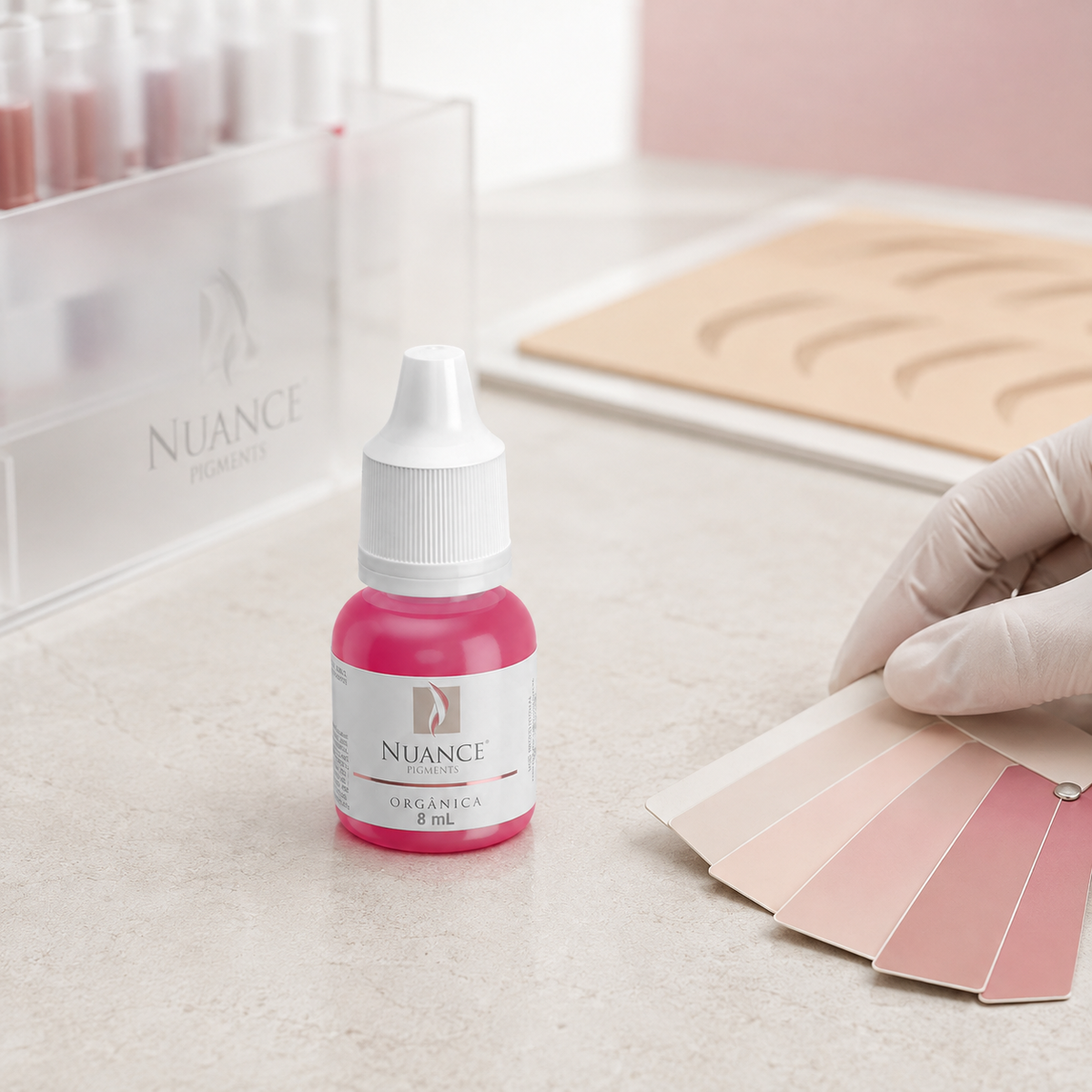 Nuance Pigmento Orgânico Iberis 8 ml — frasco fechado numa mesa profissional de consulta cromática com leque de amostras; SKU NO53028