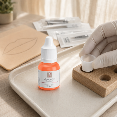 Nuance Pigmento Orgânico Pretty 8 ml — frasco fechado num posto de treino labial enquanto se organiza uma taça vazia; SKU NO53035