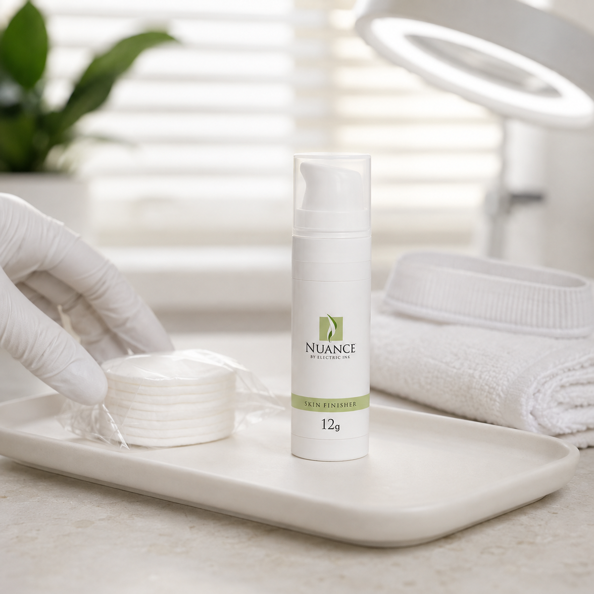 Nuance Skin Finisher 12 g — frasco fechado num posto de cuidados posteriores com discos de algodão e toalha; SKU CO40508