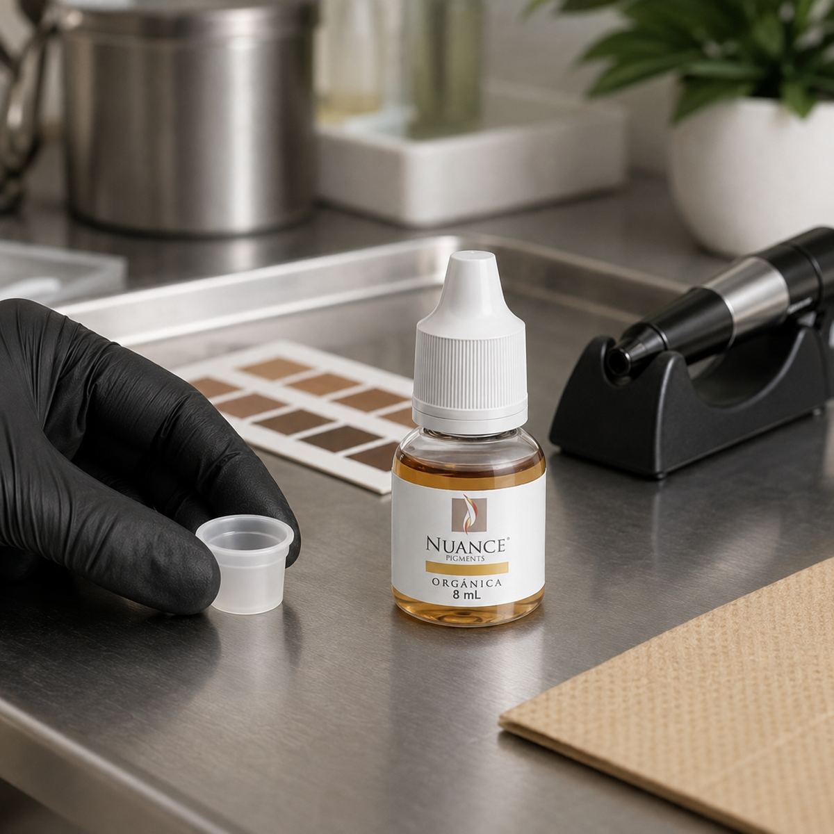 Nuance Solução Diluente 8 ml — frasco fechado num posto profissional de preparação cromática com taça vazia; SKU ED530255
