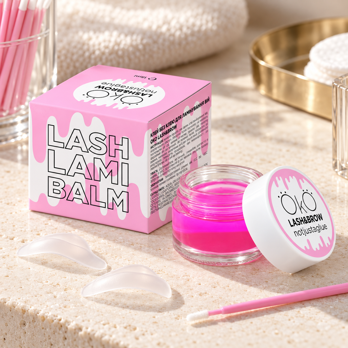 OKO Bálsamo para Lifting de Pestanas Lash Lami Balm — produto apresentado num ambiente profissional de sobrancelhas e pestanas